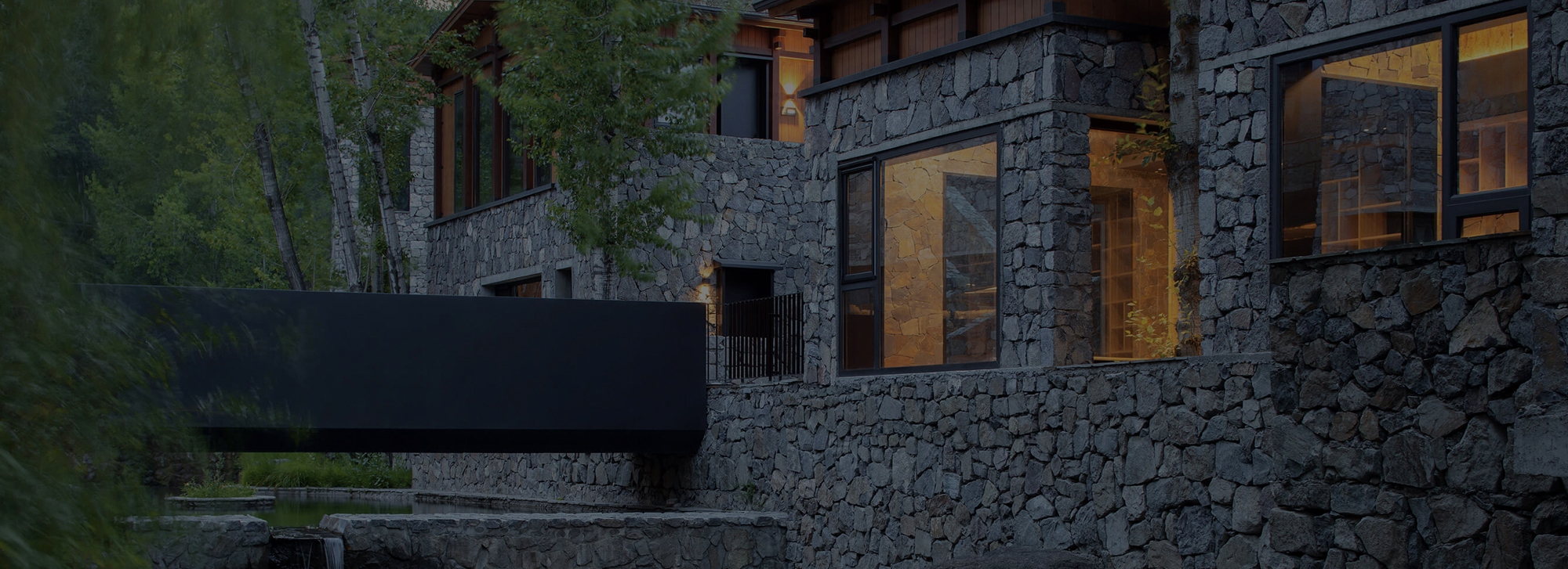 Stone houses, built in harmony with nature, have an extremely robust structure and, when constructed correctly, are even resistant to many natural disasters, from earthquakes to fires. Furthermore, because they are made from stones readily available in nature, stone houses can be considered ecological structures. They represent a composition of different types of materials.